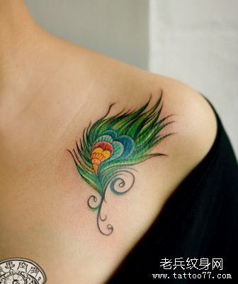 女生肩膀处彩色羽毛纹身图案