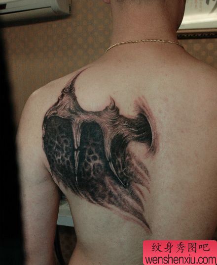 背部一幅恶魔翅膀纹身图案