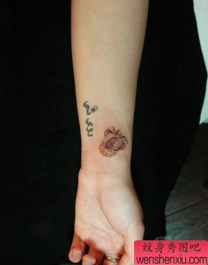 女孩子小手臂一幅小皇冠纹身图案