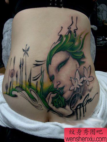 女孩子腰部一幅水墨画风格美女纹身图案