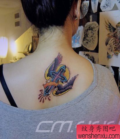 女孩子背部好看的十字架与翅膀纹身图案