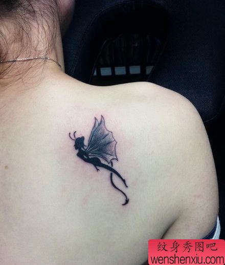 女生肩背一幅小精灵纹身图案