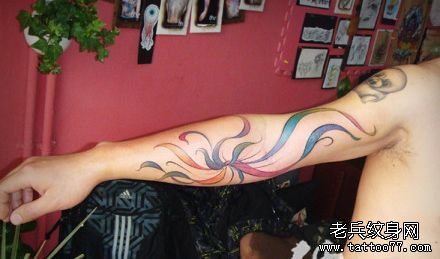 手臂一幅精美的图腾彩条纹身图案