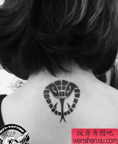女生背部一幅图腾眼镜蛇纹身图案