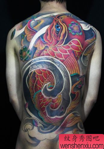 好看的满背彩色鲤鱼纹身图案