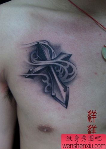 胸部好看流行的十字架纹身图案