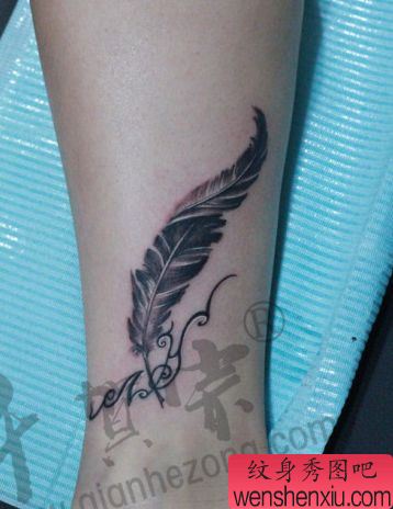 女孩子腿部流行好看的羽毛纹身图案