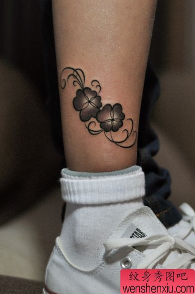 脚踝黑灰四叶草藤蔓纹身图案