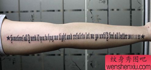 手臂哥特字母纹身图案