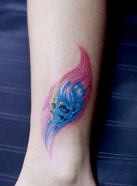 一幅女孩子腿部彩色骷髅纹身图案