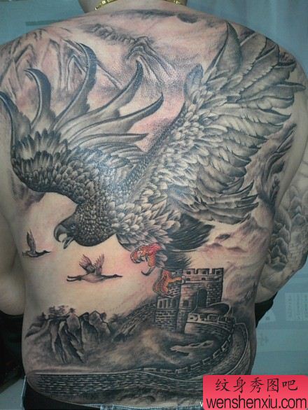 帅气超酷的满背老鹰纹身图案