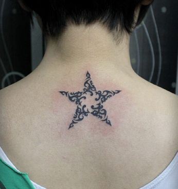 一幅女生喜欢的图腾五角星纹身图案