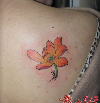 一幅肩背彩色莲花纹身图案