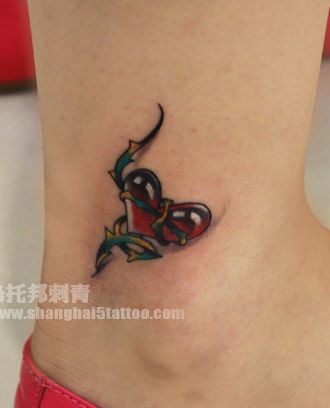 一幅女孩子脚踝爱心藤蔓纹身图案
