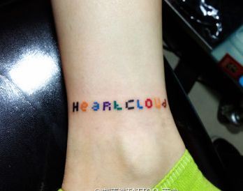 一幅女生腿部彩色字母纹身图案