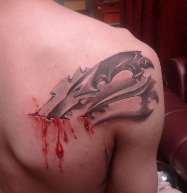 肩背一幅匕首纹身图案