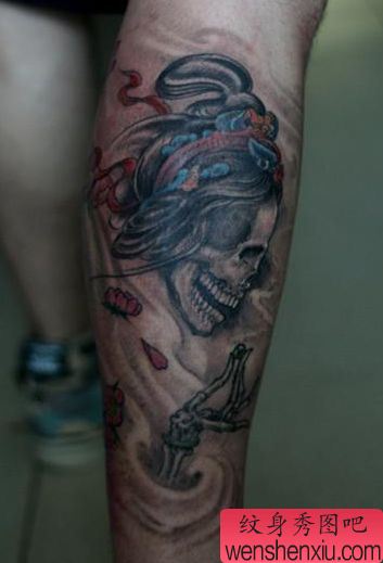 腿部帅气的骷髅纹身图案