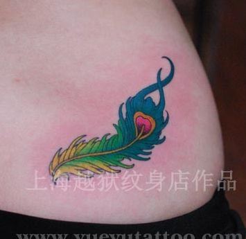 女生喜欢的腰部彩色羽毛纹身图案