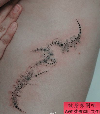 女孩子侧腰印度风格图腾纹身图案