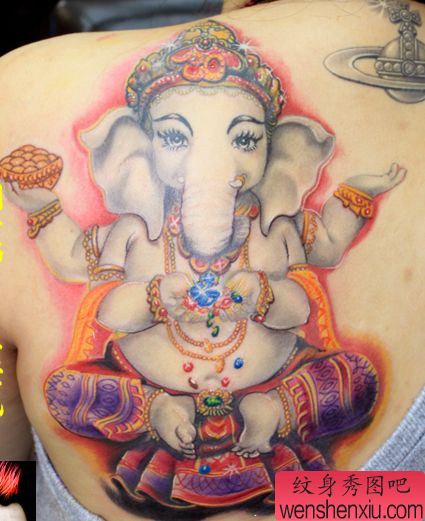 一幅女孩子背部象神纹身图案