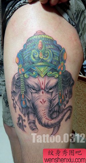 凶狠的一幅腿部象神纹身图案
