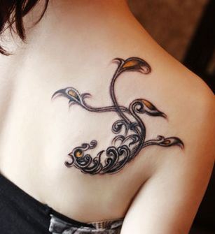 女孩子肩背立体图腾藤蔓纹身图案