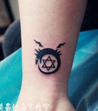 一幅卡通图腾龙六芒星纹身图案