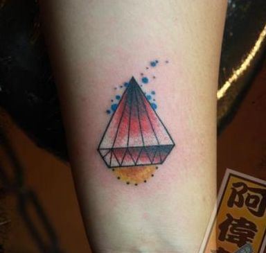 手臂时尚流行的钻石纹身图案