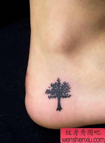 女孩子脚部小巧的图腾树纹身图案