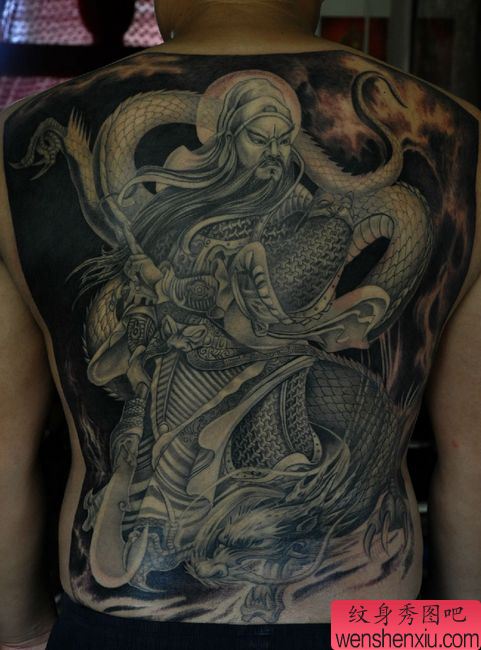 霸气超酷的满背关公骑龙纹身图案