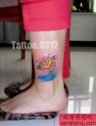 女孩子腿部时尚的欧美风格玫瑰花纹身图案