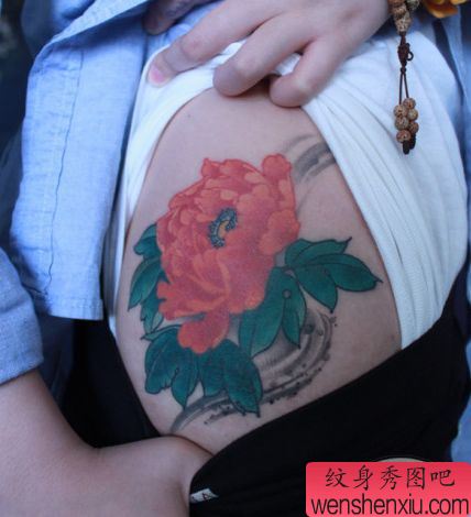 女孩子腿部彩色牡丹花纹身图案