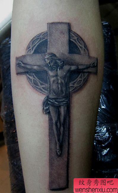 一幅手臂耶稣十字架纹身图案