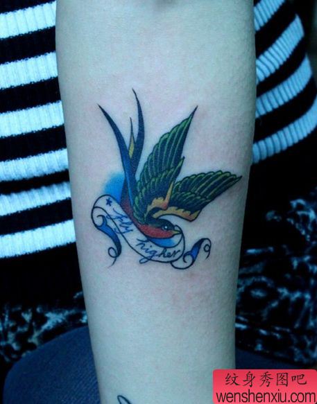 女生喜欢的手臂小燕子纹身图案