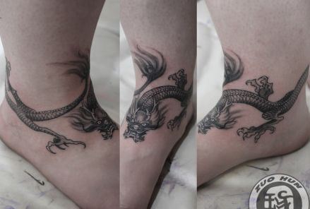 一幅帅气的脚部龙纹身图案