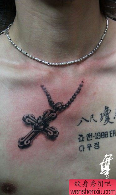 前胸十字架项链纹身图案