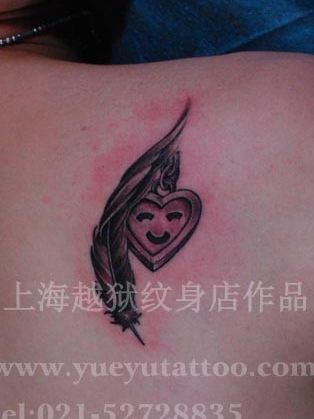 女孩子肩背羽毛爱心锁纹身图案