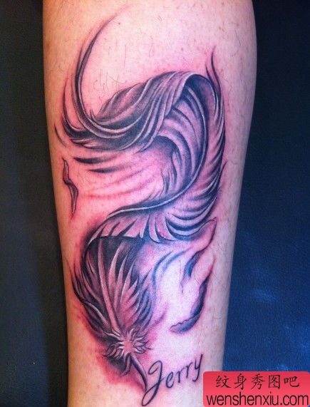 女孩子腿部飘逸的羽毛纹身图案