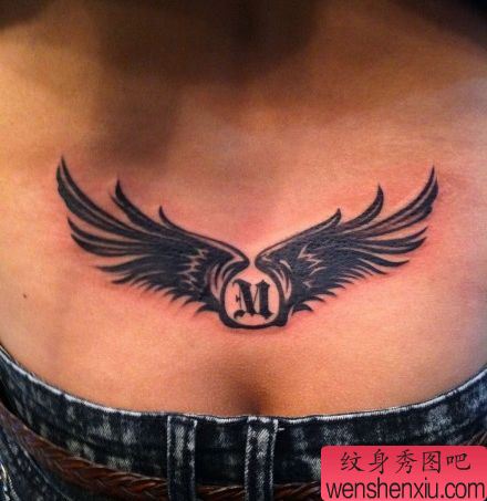 一幅女孩子腰部图腾翅膀纹身图案