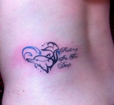 一幅女孩子腰部图腾爱心海豚纹身图案