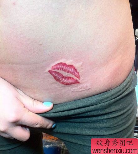 女孩子腹部流行时尚的唇印纹身图案