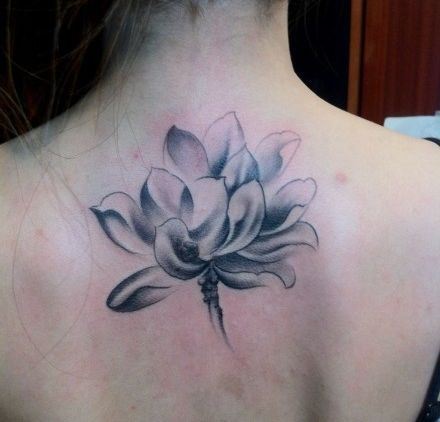 女孩子背部唯美的黑灰莲花纹身图案