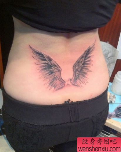 女孩子喜欢的腰部翅膀纹身图案
