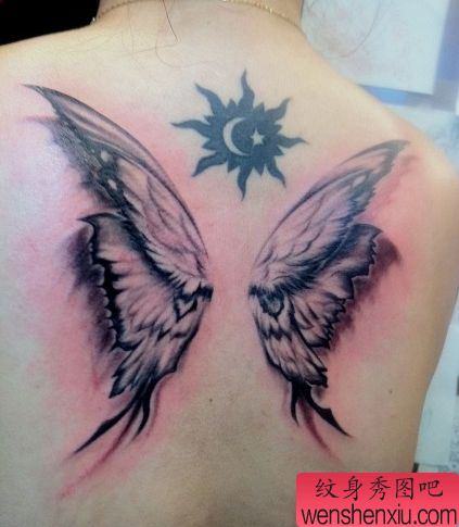 女孩子背部流行精美的蝴蝶翅膀纹身图案
