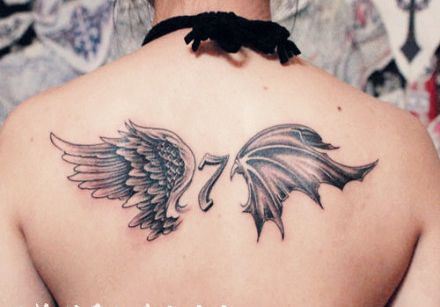 一幅女孩子背部天使恶魔翅膀纹身图案