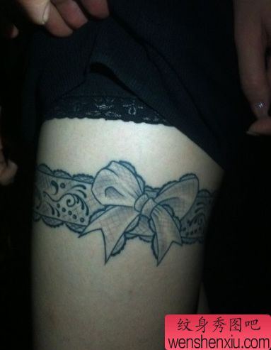 女孩子腿部流行时尚的蕾丝纹身图案