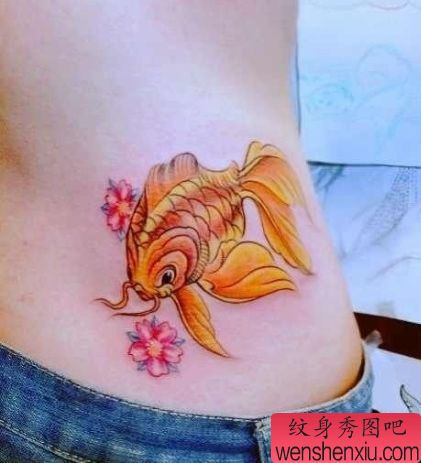 女孩子腰部彩色小金鱼纹身图案