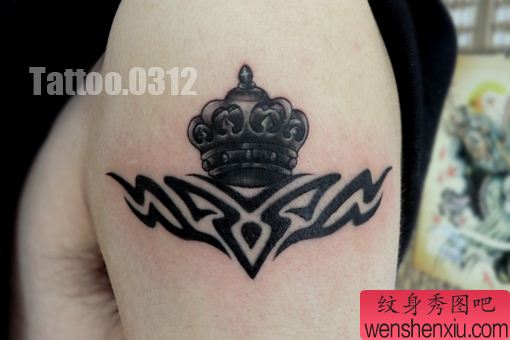 手臂精美的图腾臂环皇冠纹身图案