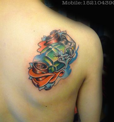 一幅肩背手雷纹身图案