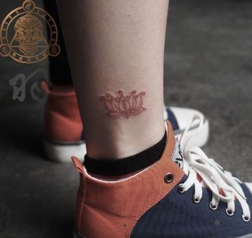 女孩子腿部线条莲花纹身图案
